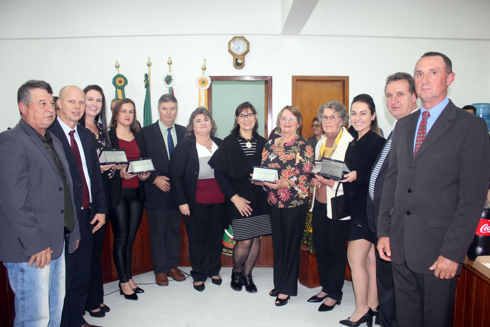 Vereadores com as homenageadas com o título de destaque 