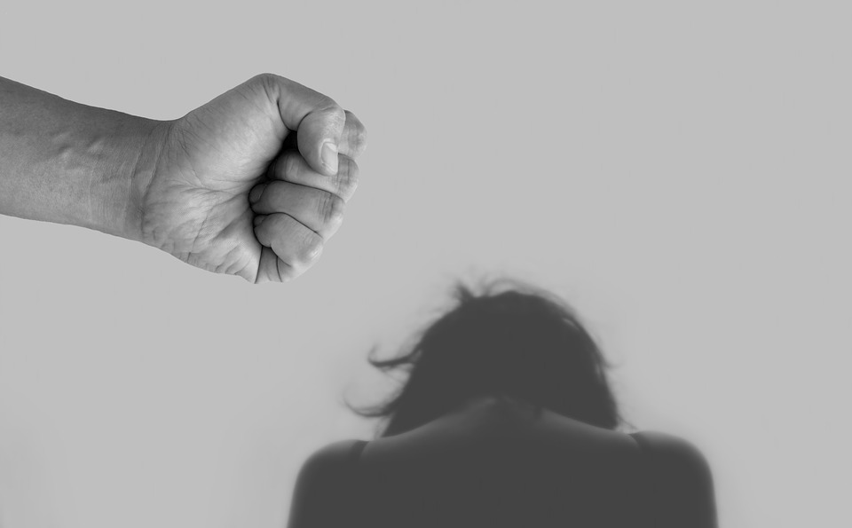 Ao se sentir coagida a mulher deve ligar imediatamente para o número 180