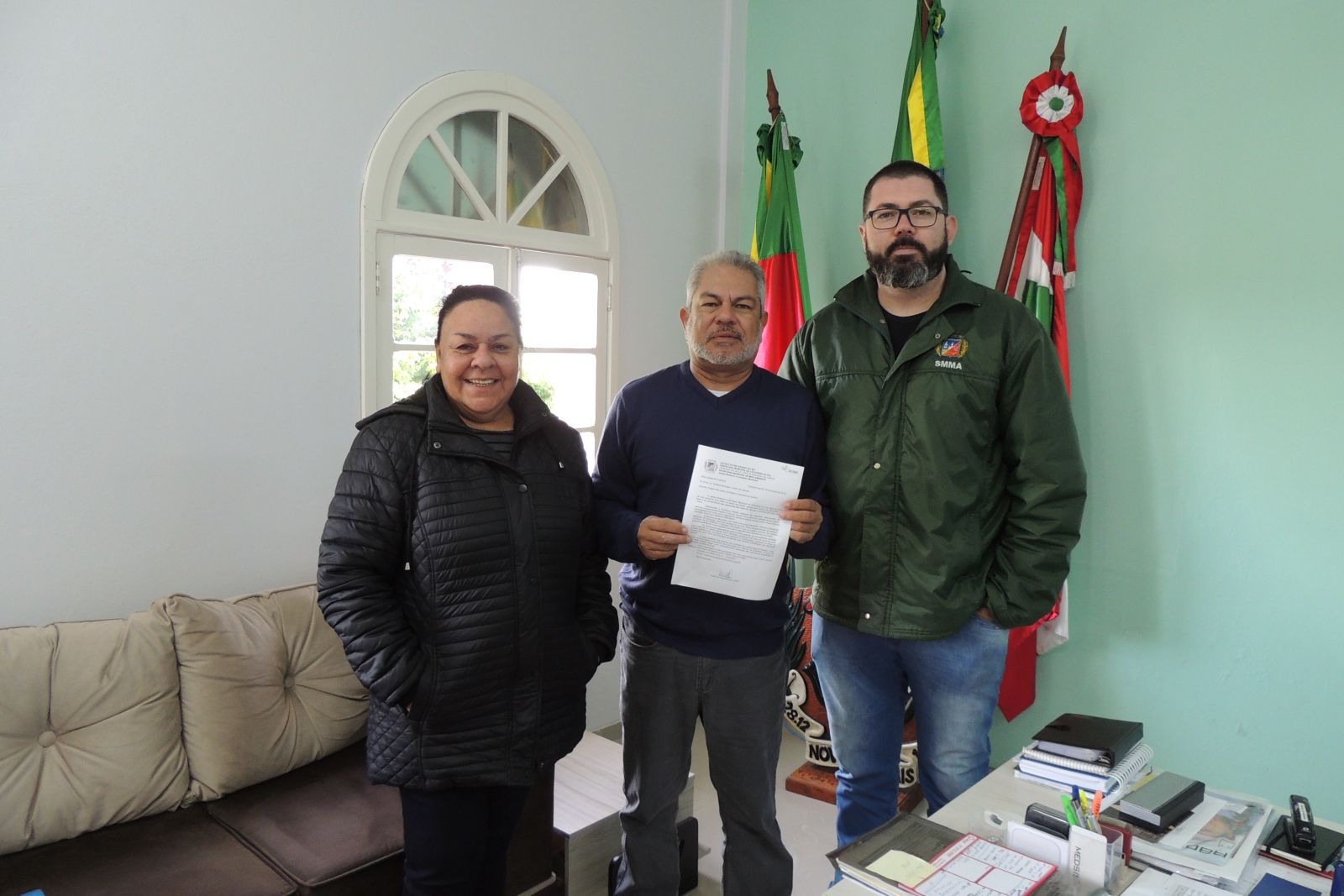 Representantes do Zoológico, Alisson Boying e Iara Bitencourt, com o secretário Valério Garcia