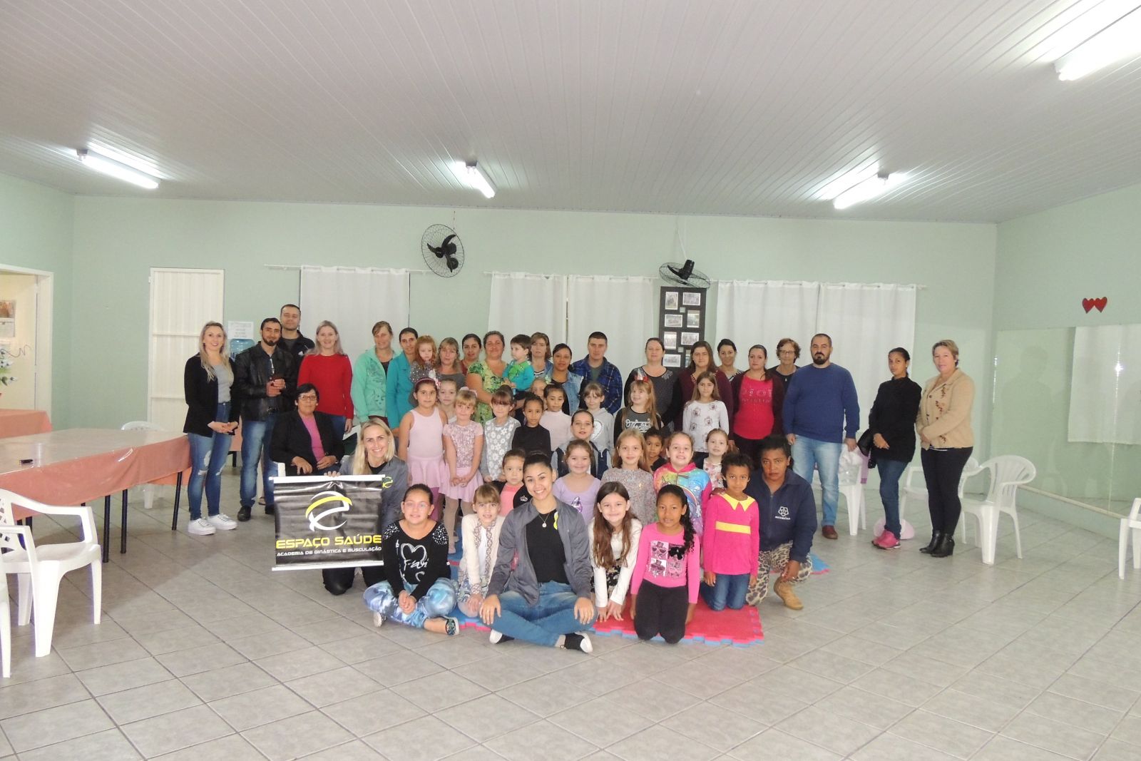 Alunos, pais e autoridades na aula inaugural de balé