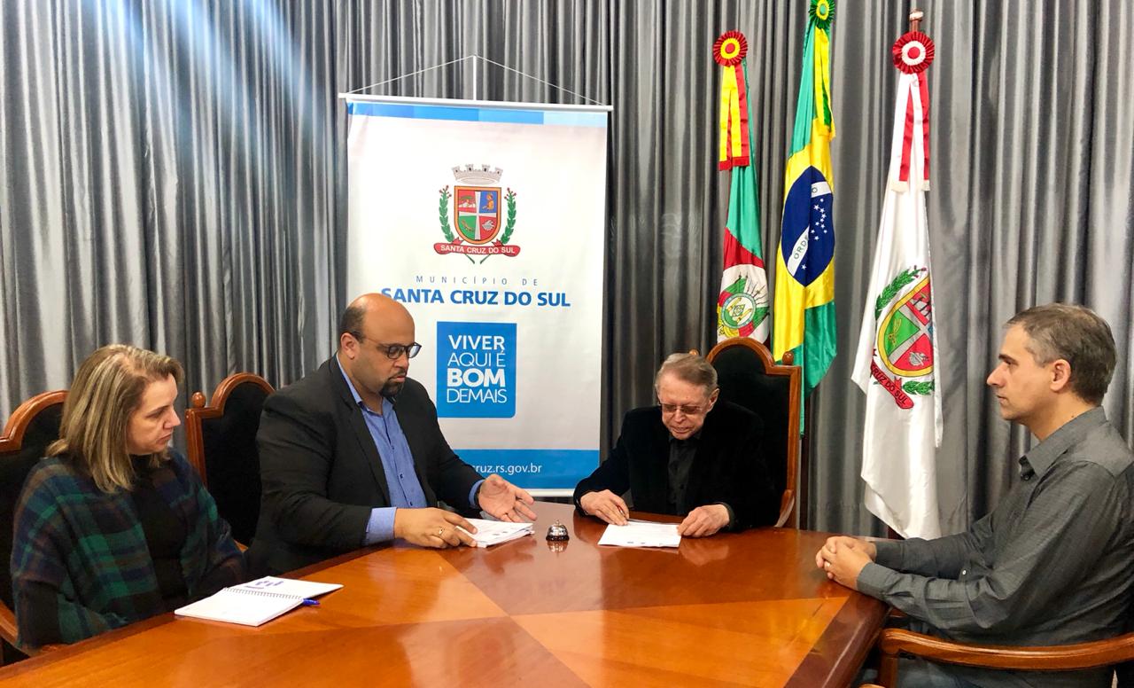 Prefeito recebeu o documento e processo licitatório deve acontecer dentro de 30 dias