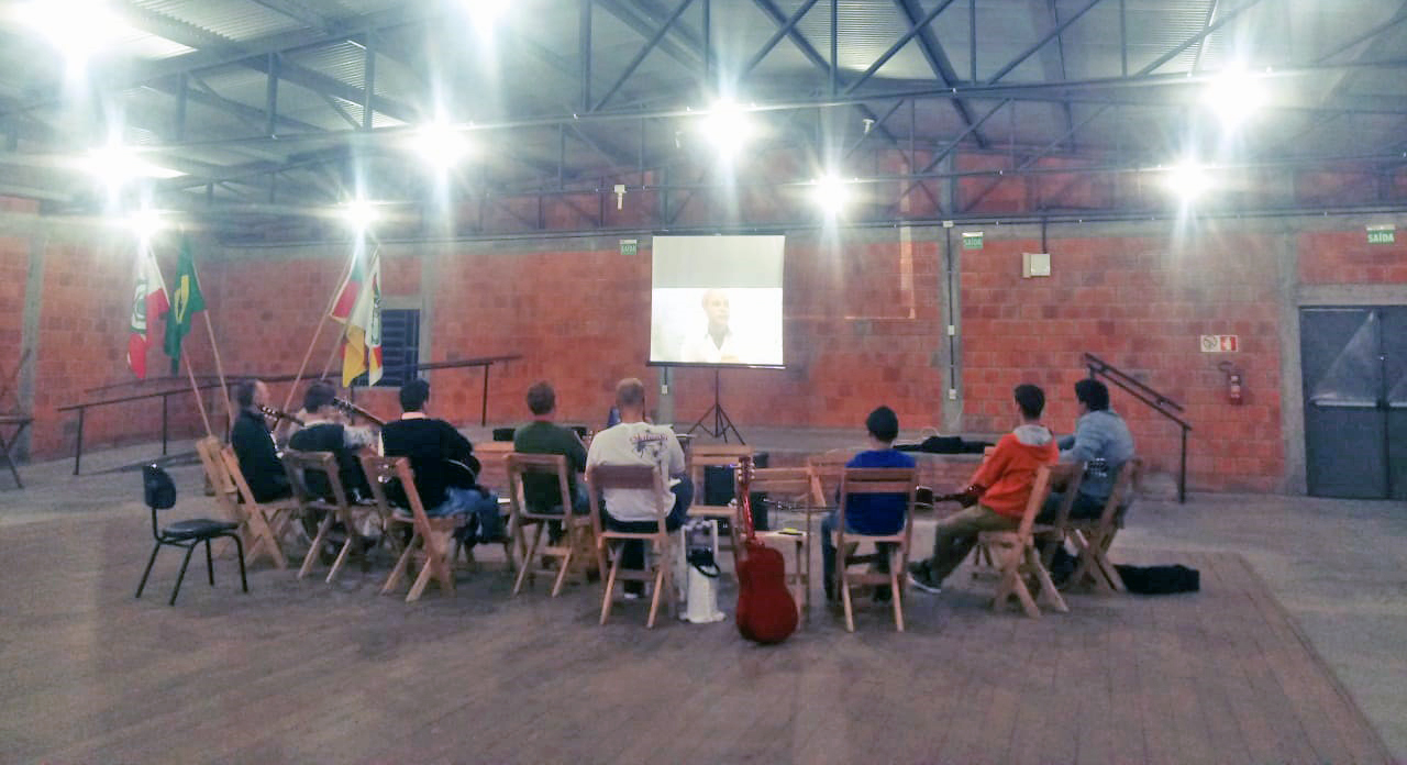 Grupo de 15 pessoas se reúne nas terças-feiras para assistir as aulas de violão