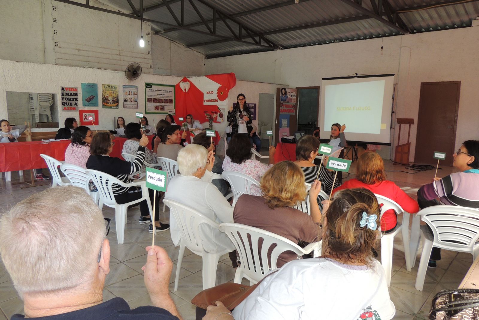 População ouviu orientações sobre câncer bucal e prevenção ao suicídio
