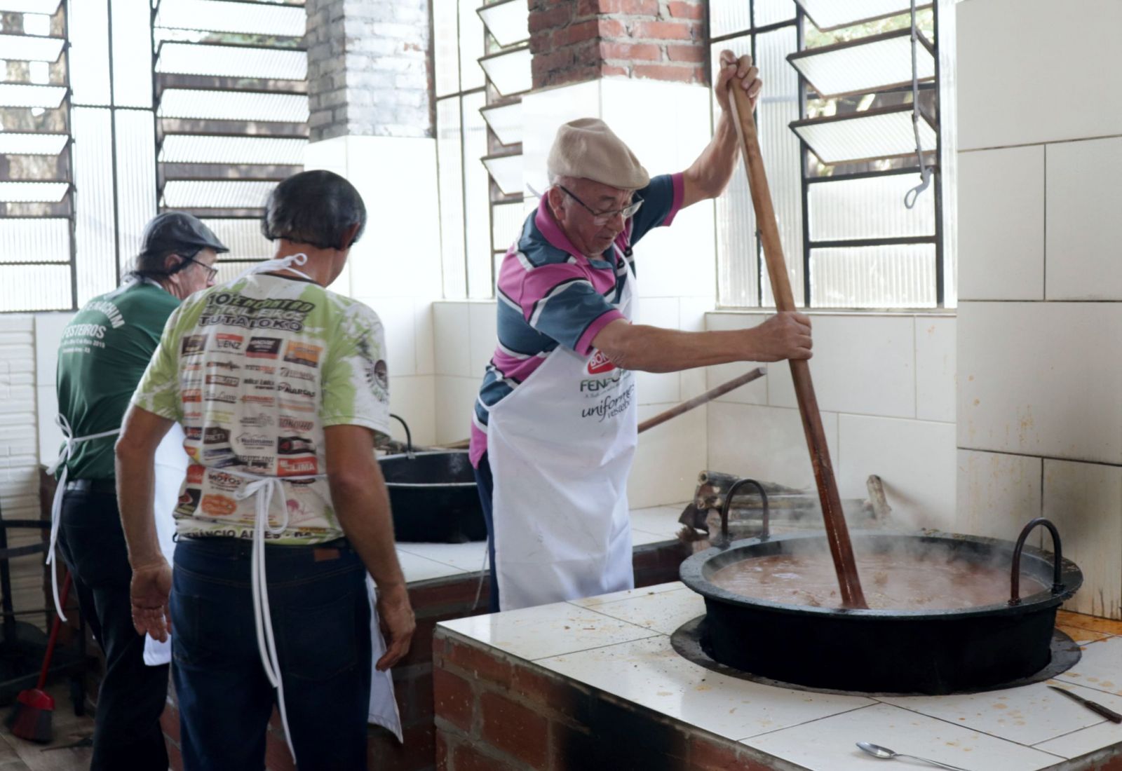 Galinhada é servida diariamente na Fenachim