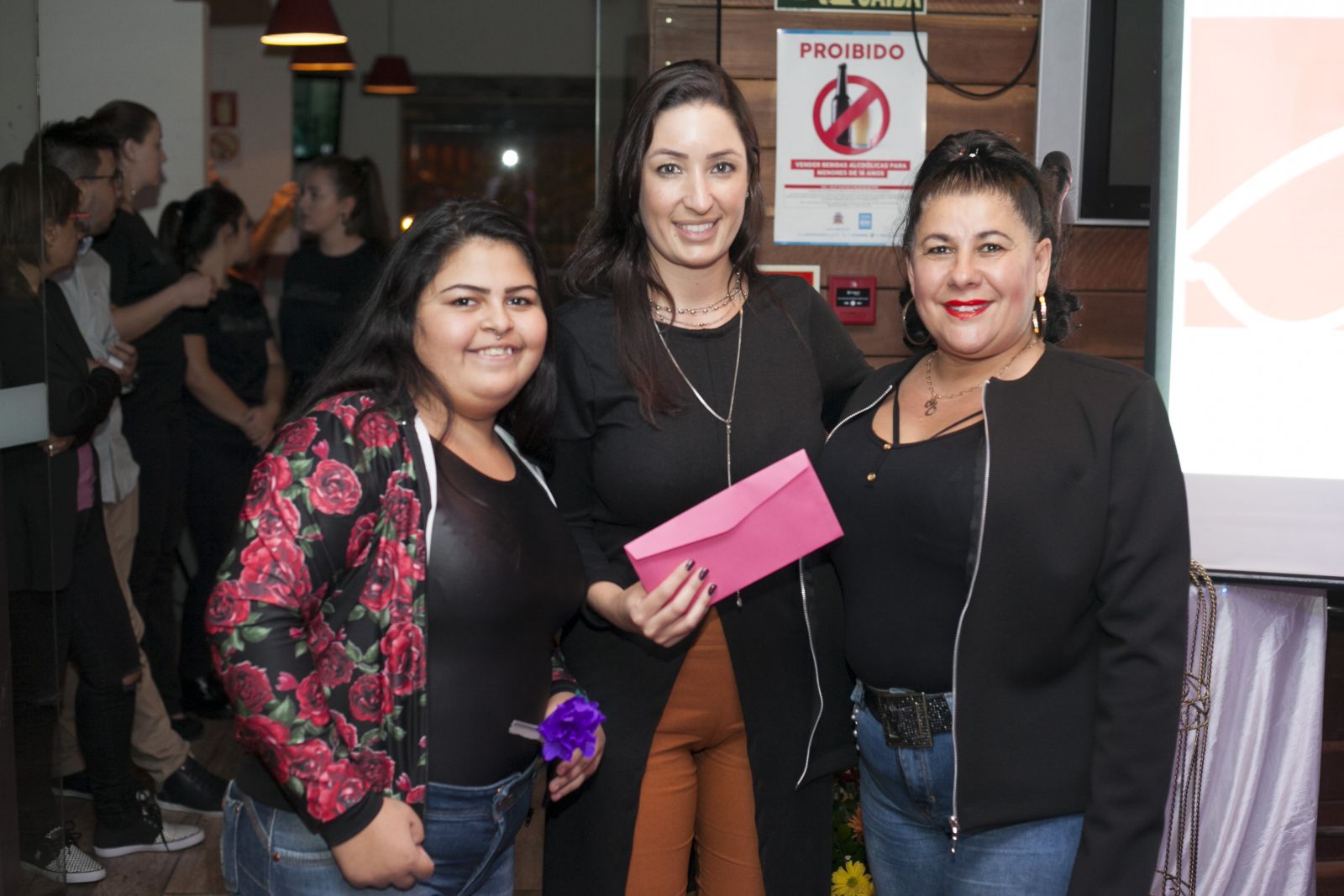 Fernanda Bastos (centro), da Cl’nica Imuniza, entregou prmio a sorteadas