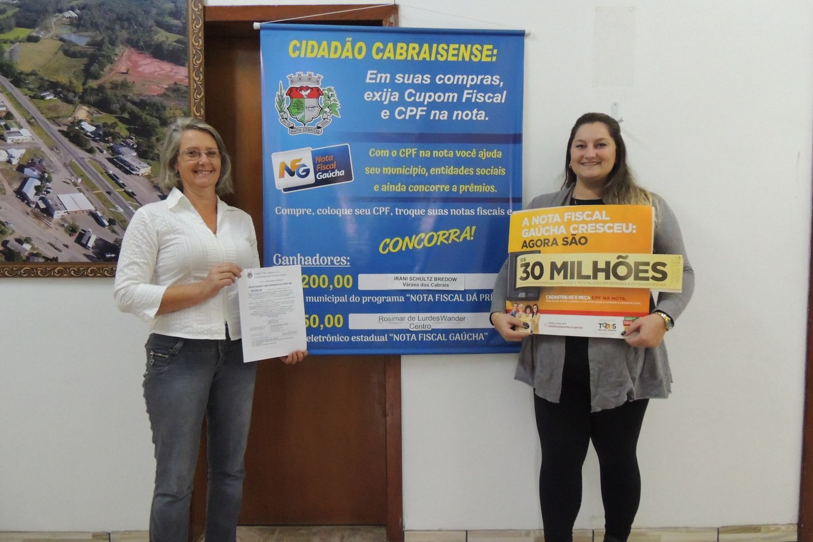 A ganhadora de abril Irani e a fiscal Paula Cerentini