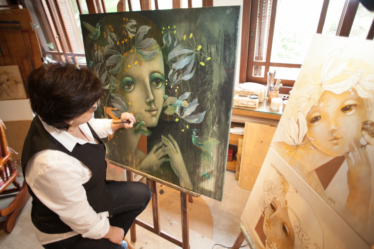 Em seu atelier a artista se inspira e coloca seus sentimentos em telas