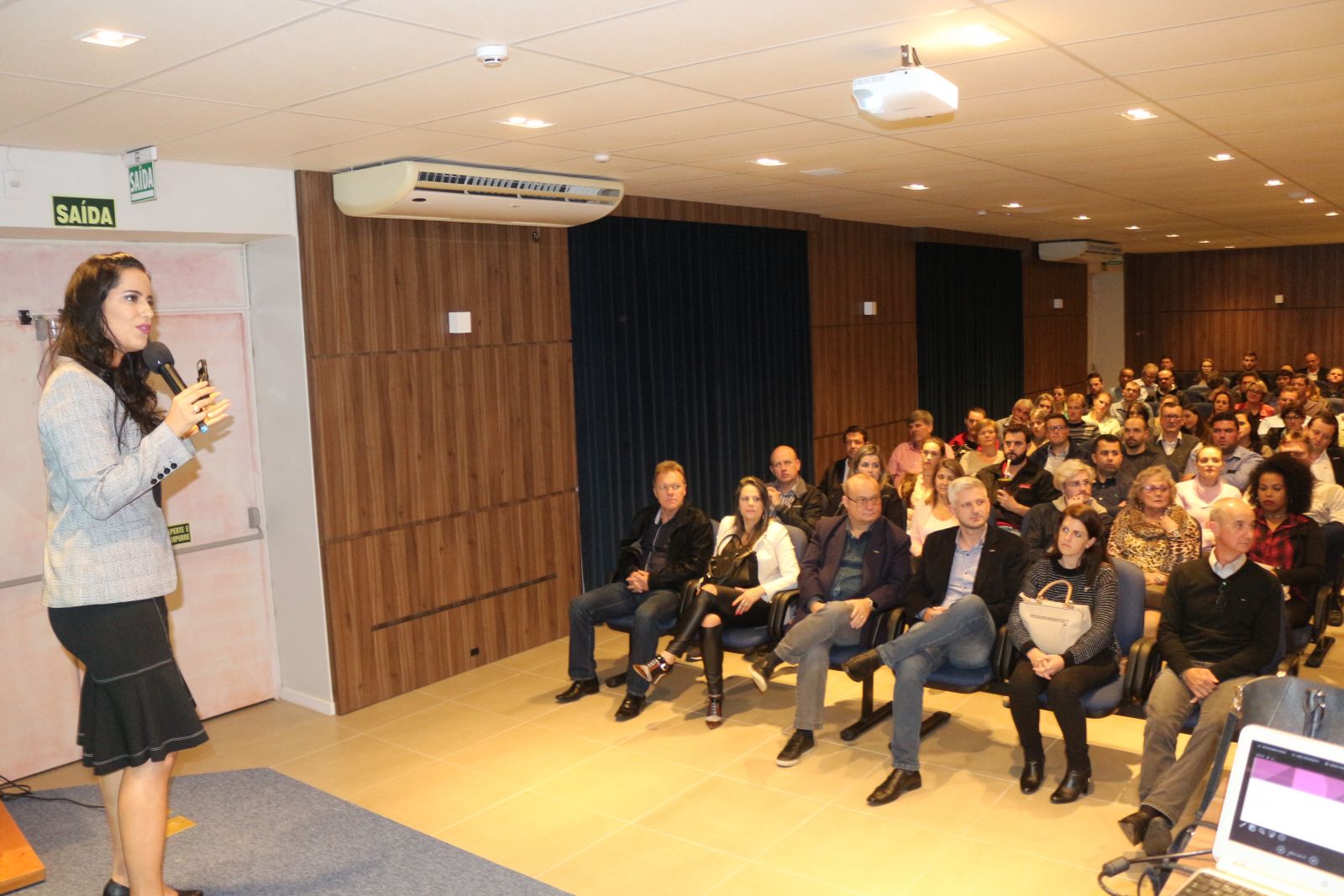 Palestra dentro da Semana do Empreendedor levou grande número de lojistas 