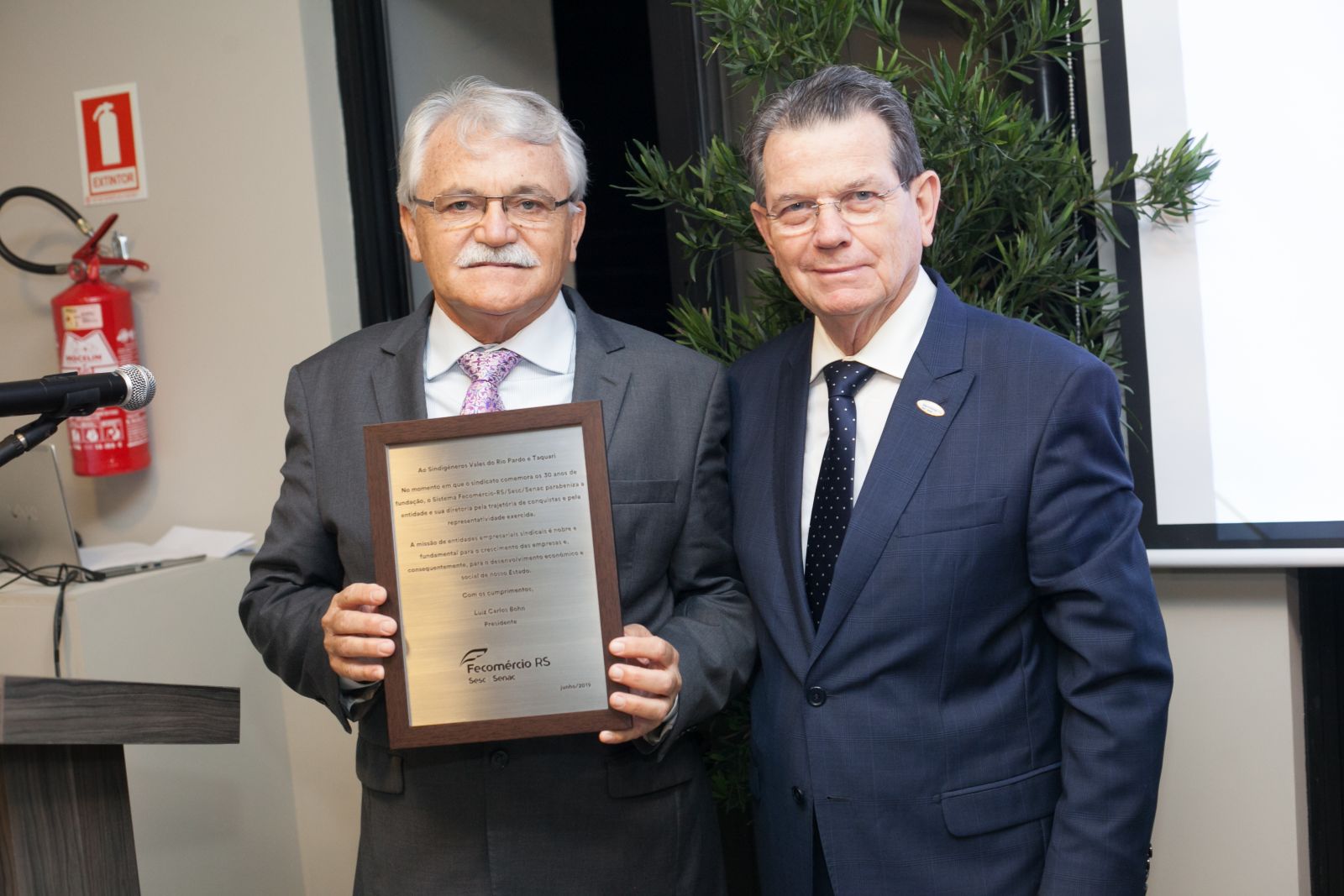 Celso Müller recebeu placa alusiva aos 30 anos do sindicato, entregue por Luiz Carlos Bohn