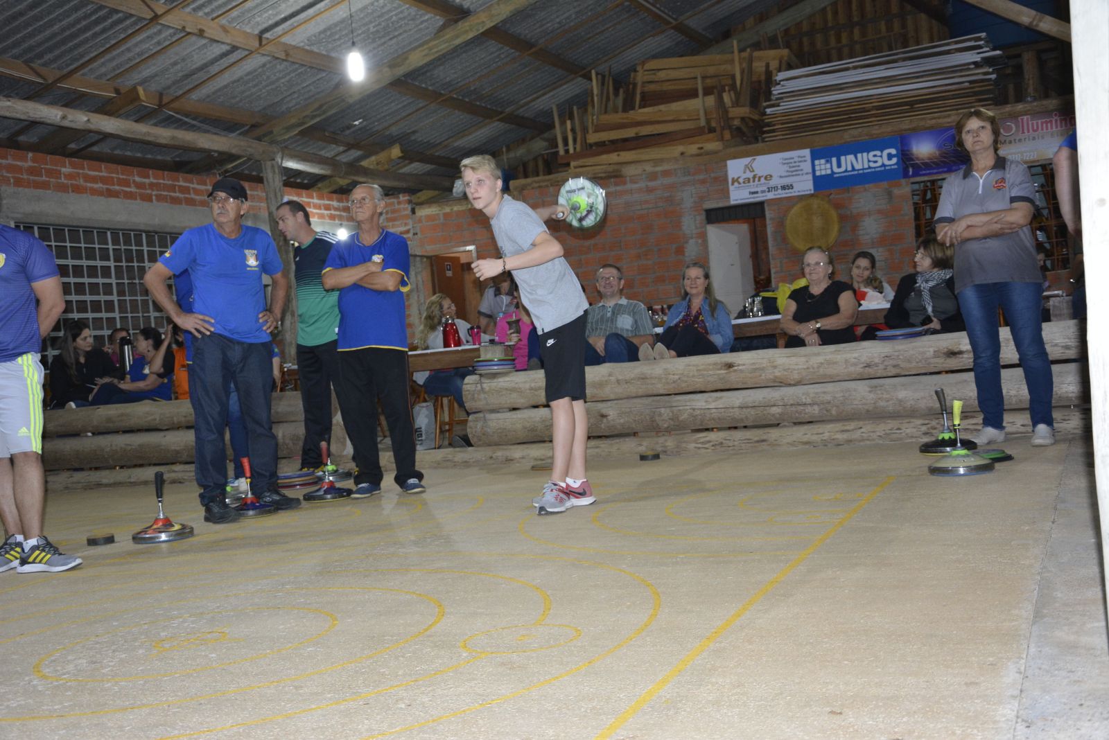 Atletas do eisstocksport retornam as pistas nesta sexta-feira