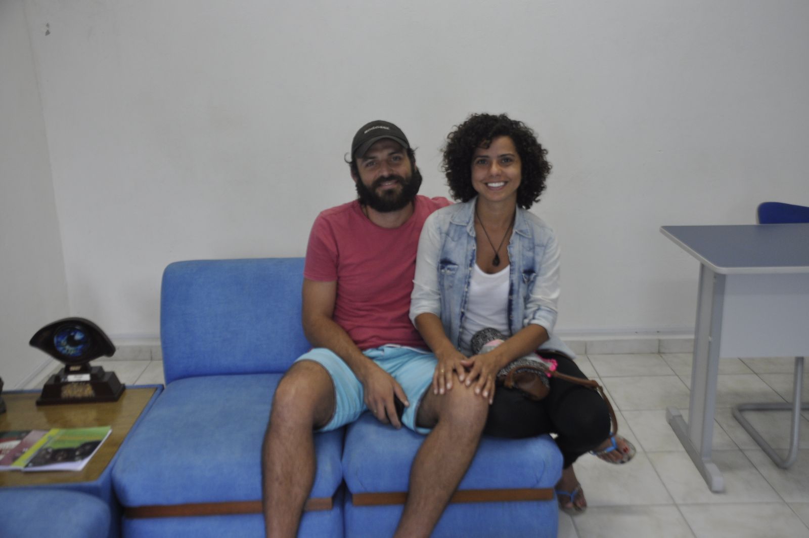 O casal Gustavo e Rita no Riovale Jornal antes de darem início à viagem