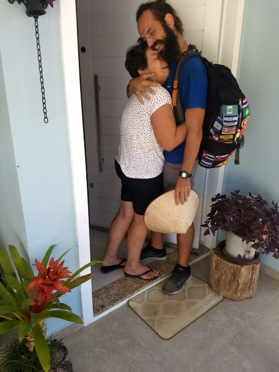 Na chegada na casa de Gustavo em Linha Nova, interior de Santa Cruz um abraço caloroso de sua mãe Lígia