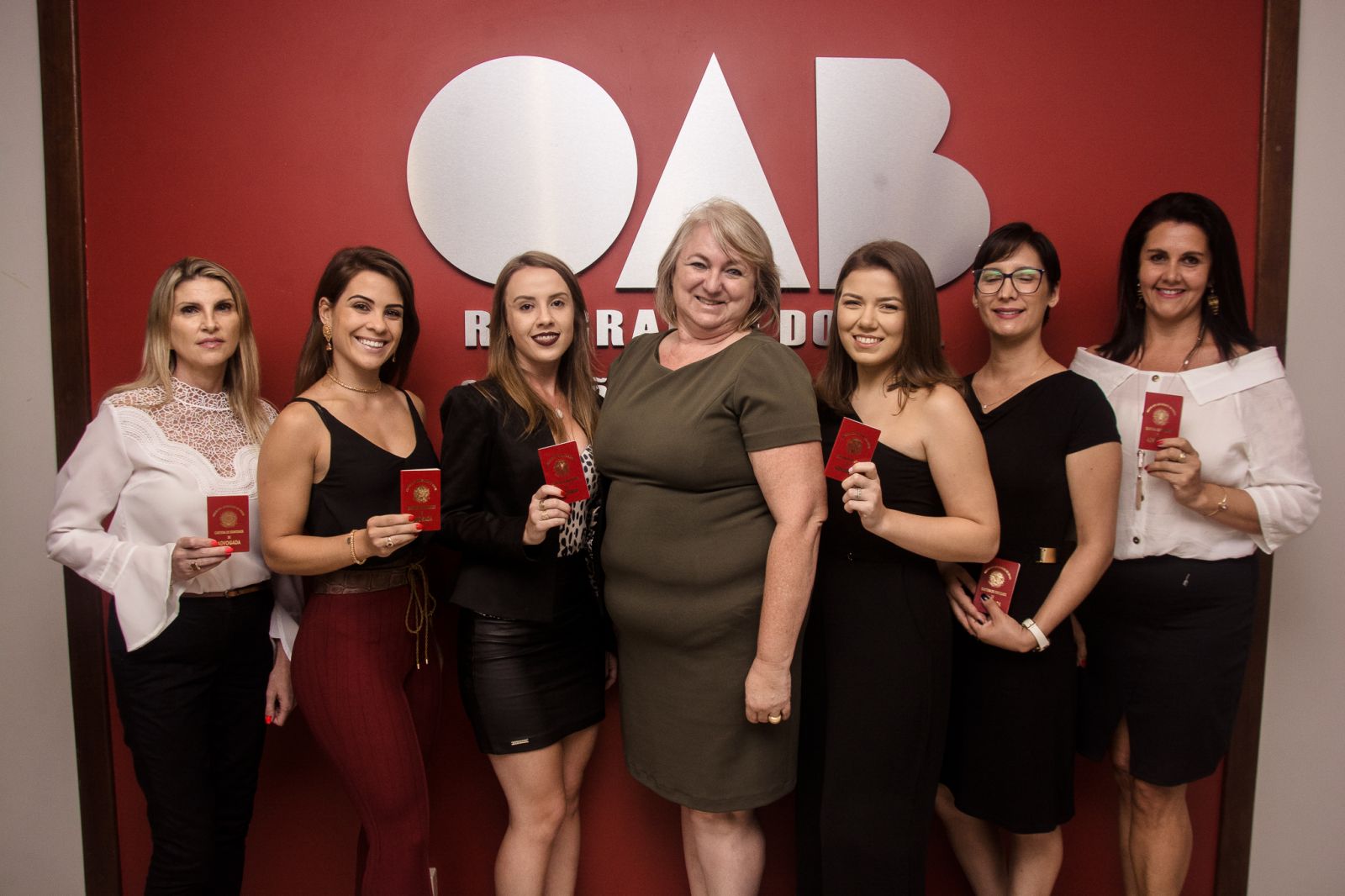 Advogadas receberam carteiras profissionais da OAB das mãos da primeira mulher presidente da OAB Subseção Santa Cruz do Sul.