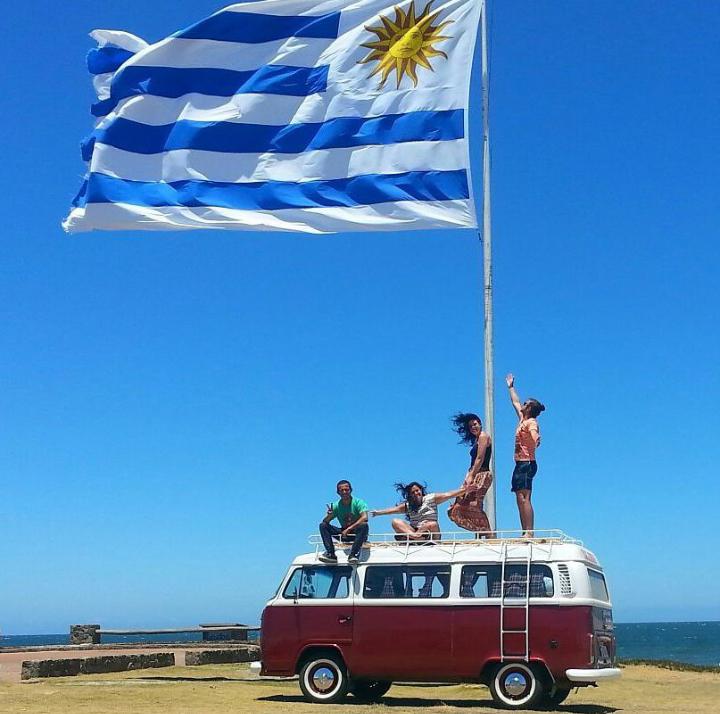 O casal junto da Yolanda e mais dois amigos em viagem ao Uruguai 
