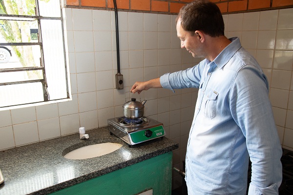 Na cozinha, um fogareiro especial prepara a comida e aquece a água do chimarrão dos cooperados