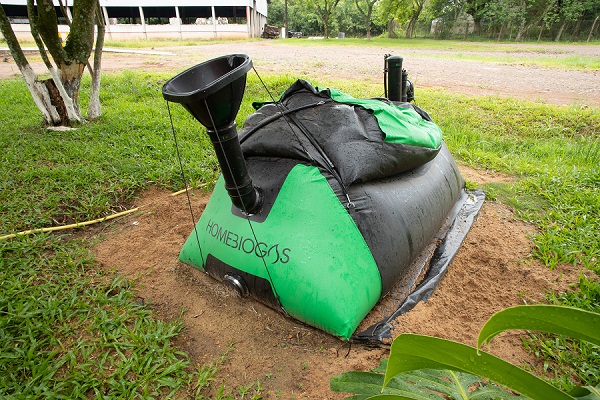 Biodigestor fermenta restos de comida e gera gás utilizado no fogão