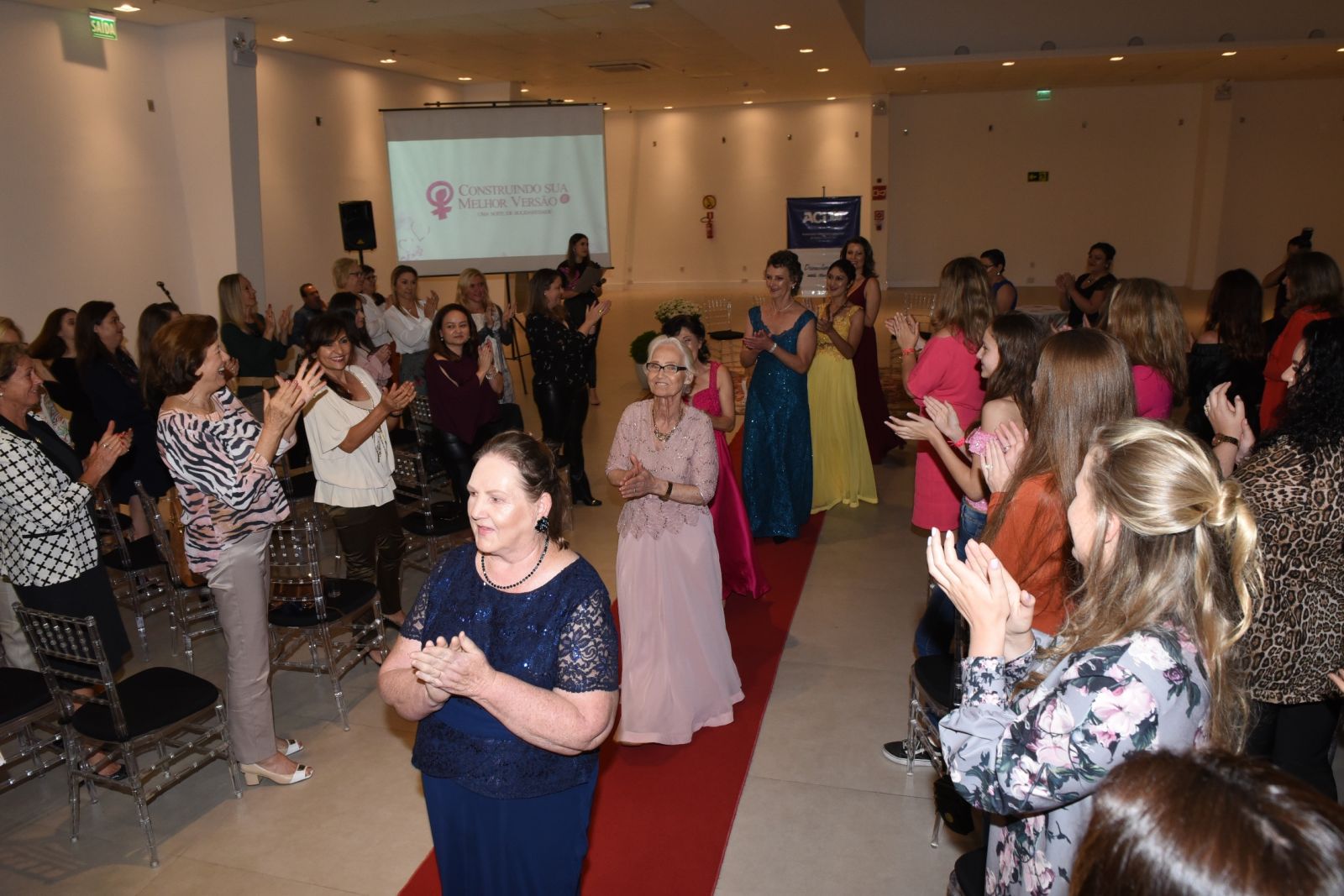 Emoção e superação com o desfile das pacientes da Liga