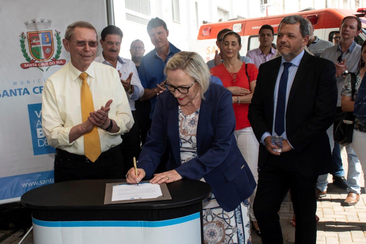 Secretária estadual de Saúde, Arita Bergmann, assinou o convênio com o município