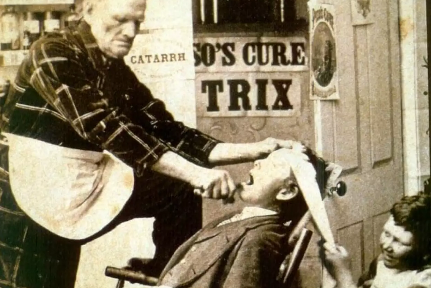 AlŽm de o barbeiro cuidar de cabelos e barbas, era o respons‡vel por realizar pequenas cirurgias, sangrias, cuidar de ferimentos e extrair dentes