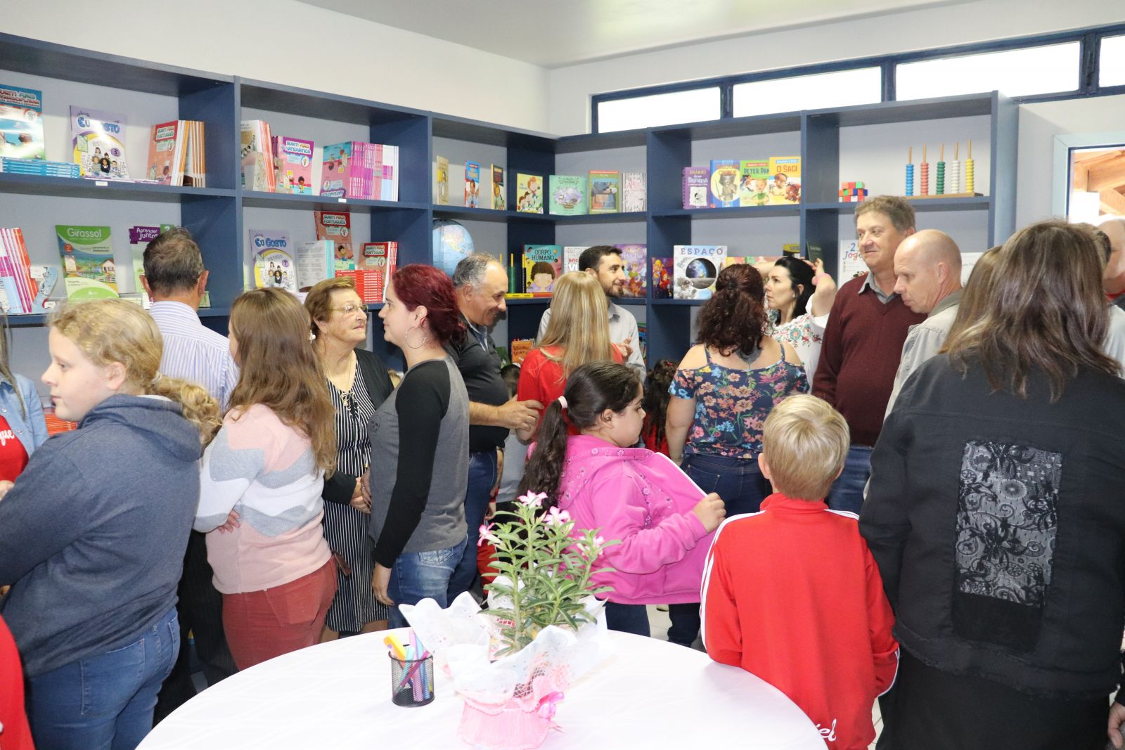 Alunos e visitantes conferiram o novo espaço, que recebeu centenas de obras de inúmeros autores 