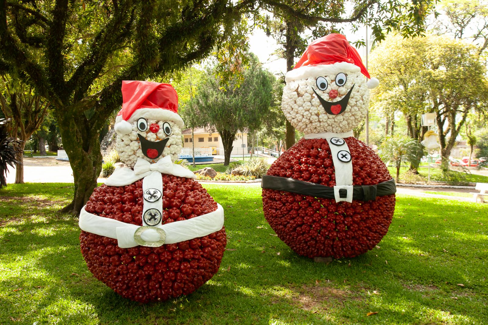 Outro ponto a receber a ornamentação natalina foi o Monumento do Imigrante 