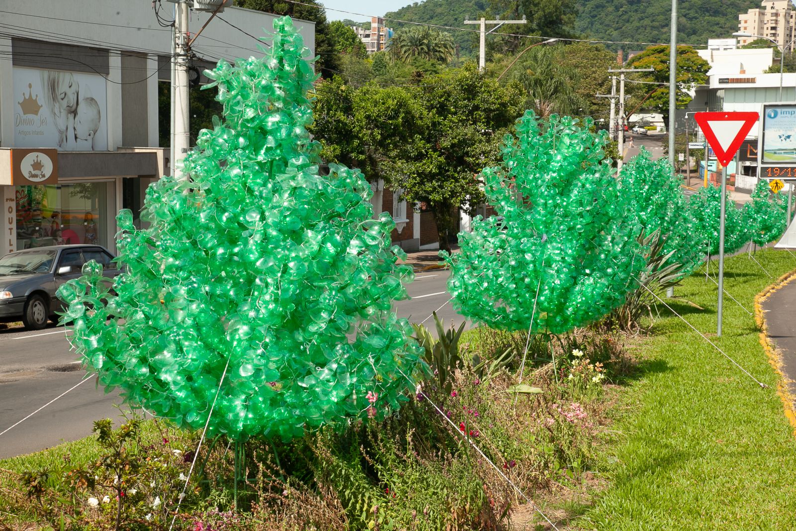 Praça da Bandeira e Monumento do Imigrante recebem anjos, guirlandas, pinheiros e outros enfeites natalinos 