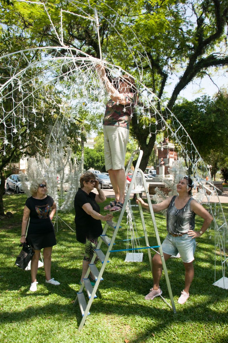 Há cinco anos, o grupo de voluntárias se dedica à ornamentação natalina de Santa Cruz