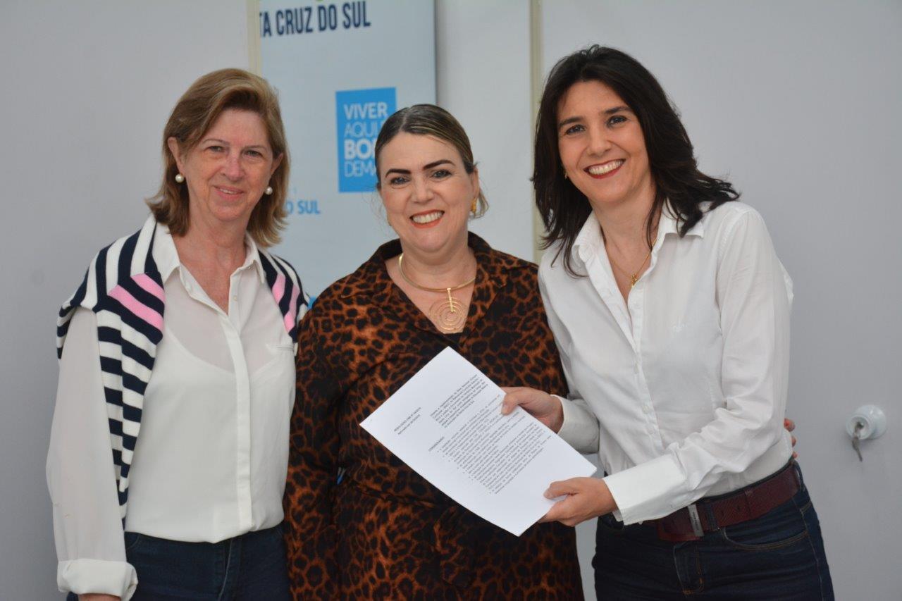 A elaboração do material contou com a participação de diferentes segmentos da comunidade escolar das redes estadual, municipal e particular