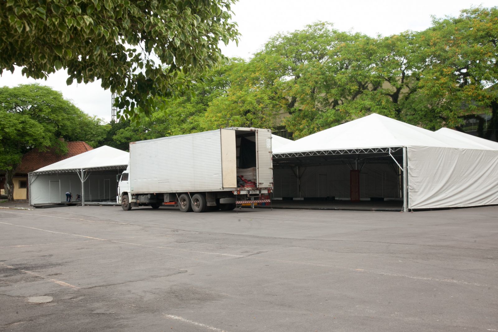 Estrutura do maior festival de arte amadora da América Latina começa a ser erguida no Parque da Oktoberfest 