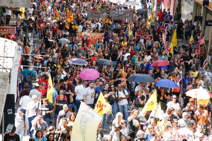 Após a assembleia, professores seguiram em bandeiraço pelas ruas da Capital