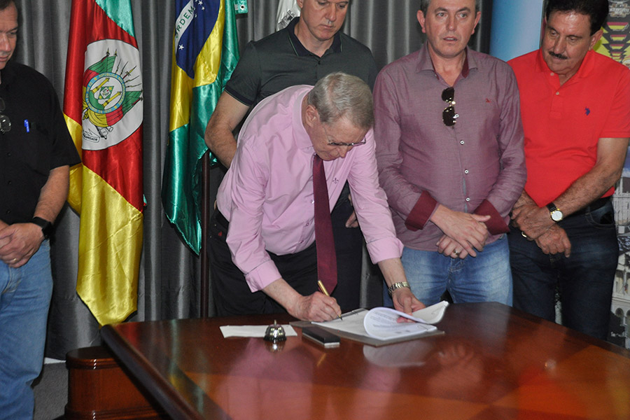 Prefeito Telmo Kirst assinou o edital da licita‹o em cerim™nia no Palacinho