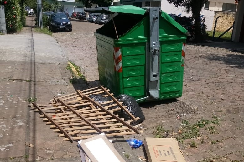 Nesta semana partes de uma cama foram deixadas ao lado de um container da Conesul 
