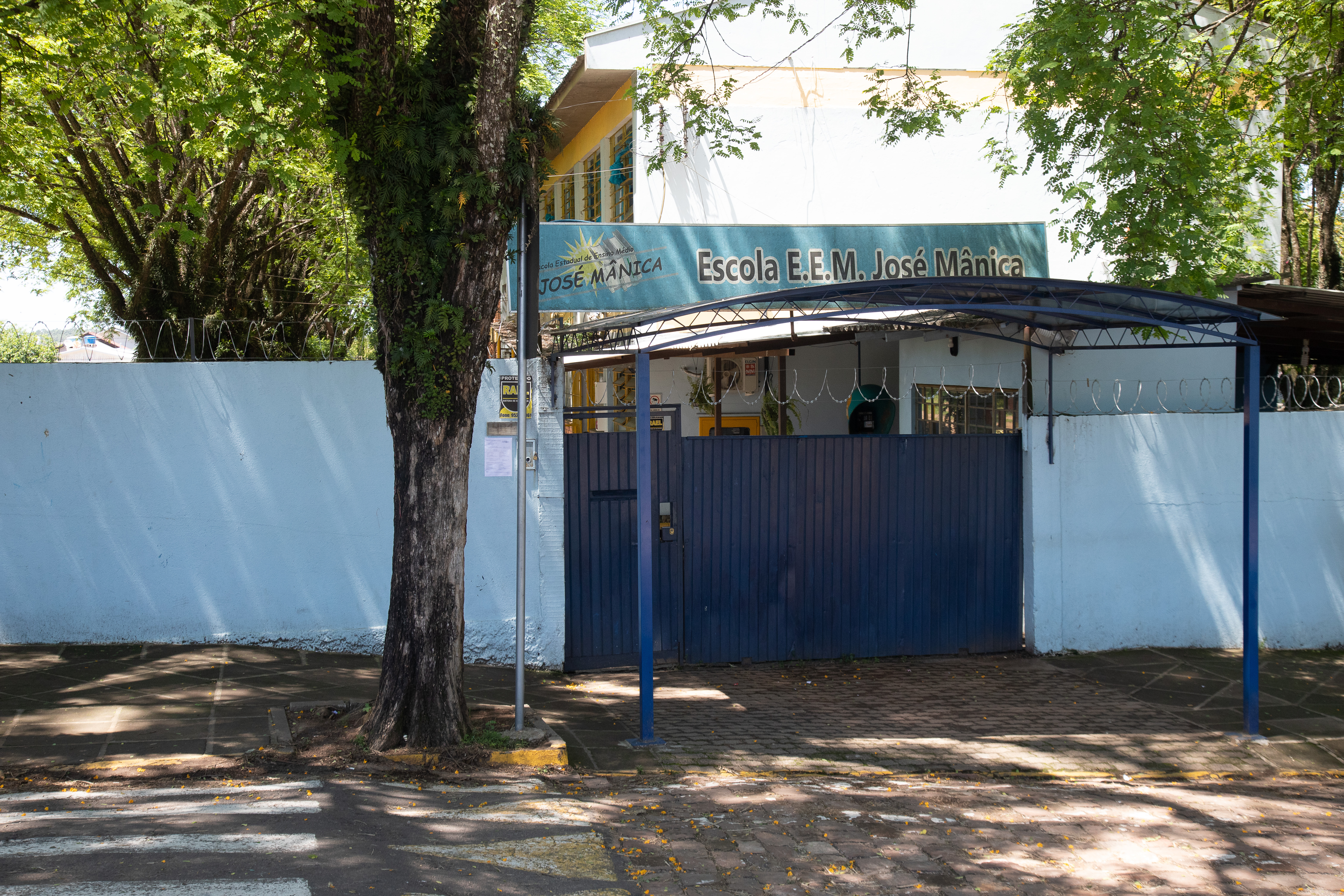 Enquanto as obras do novo prédio não iniciam os alunos estão estudando em salas modulares, revestidas com manta asfáltica devido as goteiras