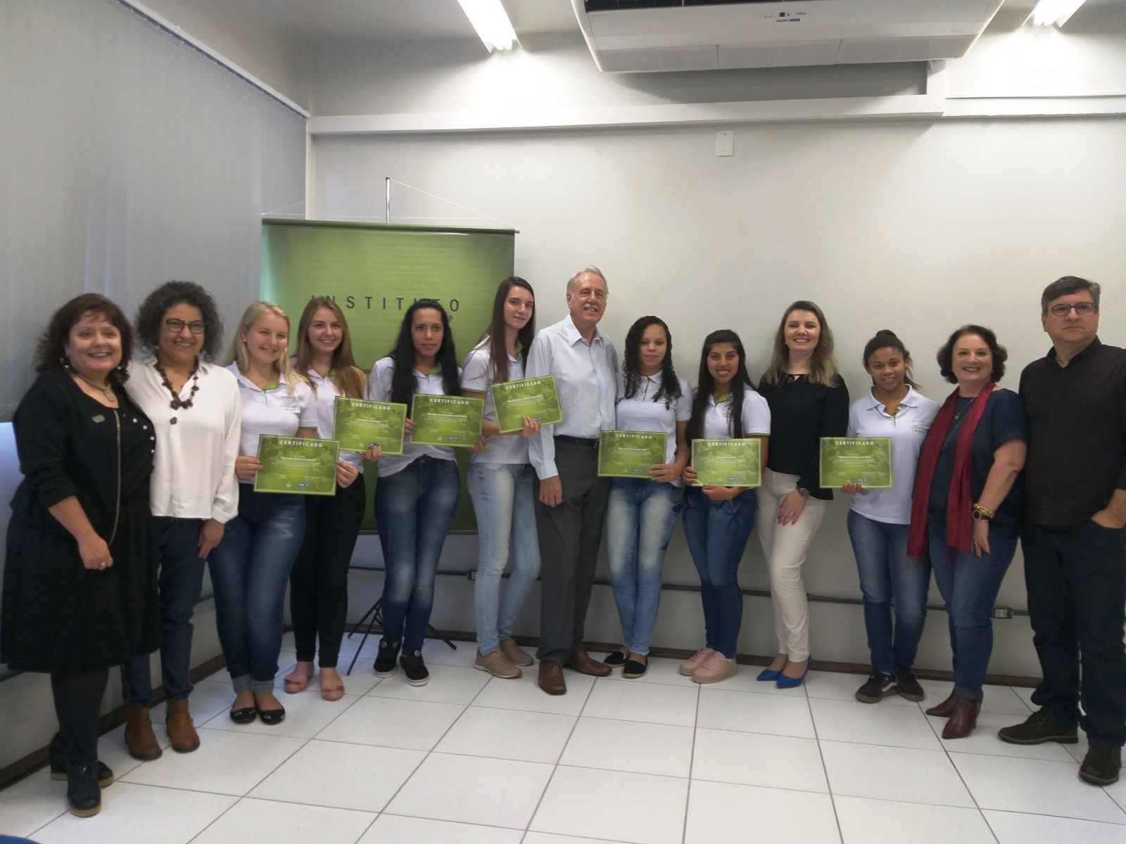A entrega do certificado de participação do programa Nós Por Elas foi realizada na Unisc 