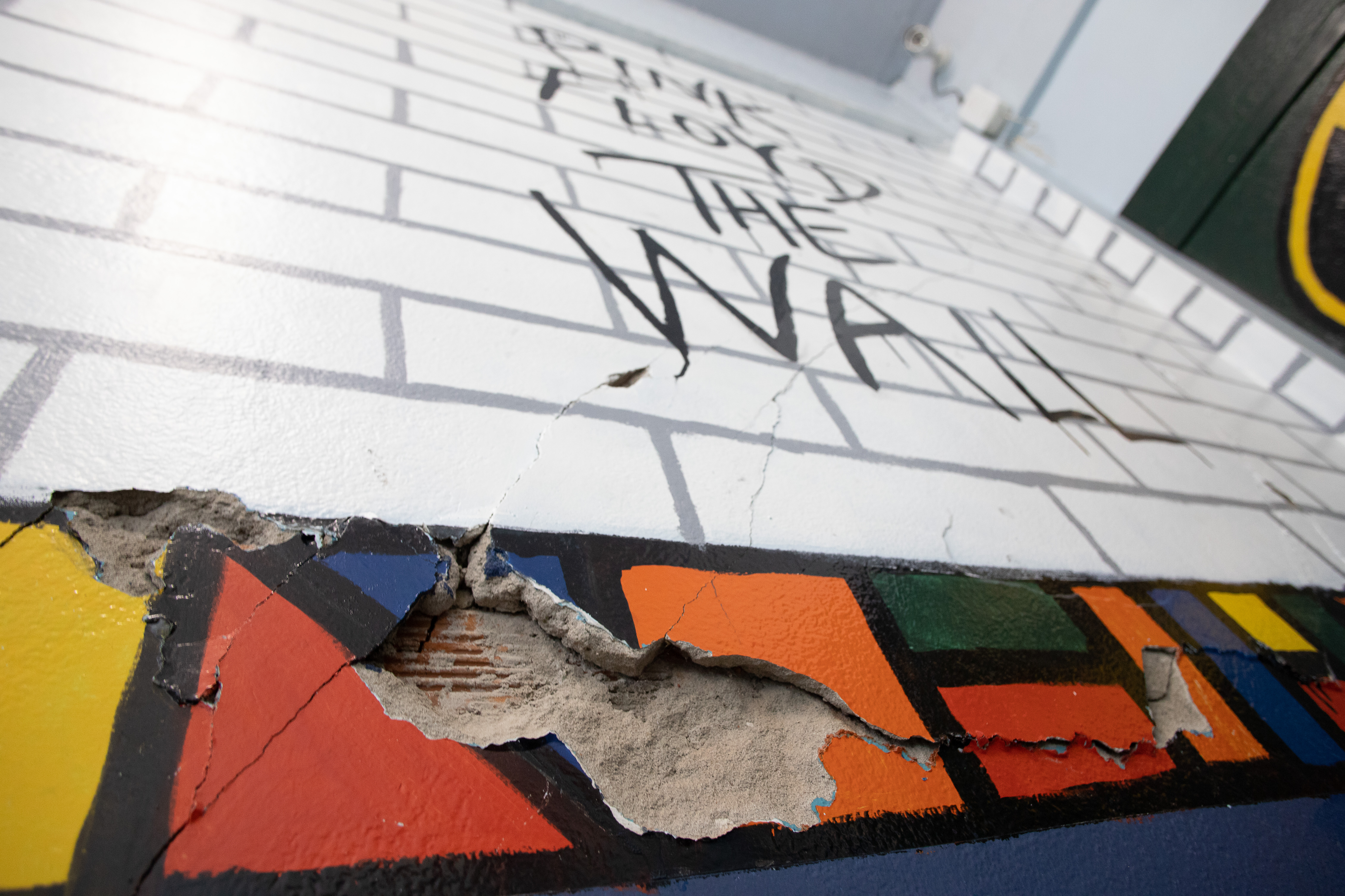 Fissuras são encontradas em diversas paredes da estrutura 