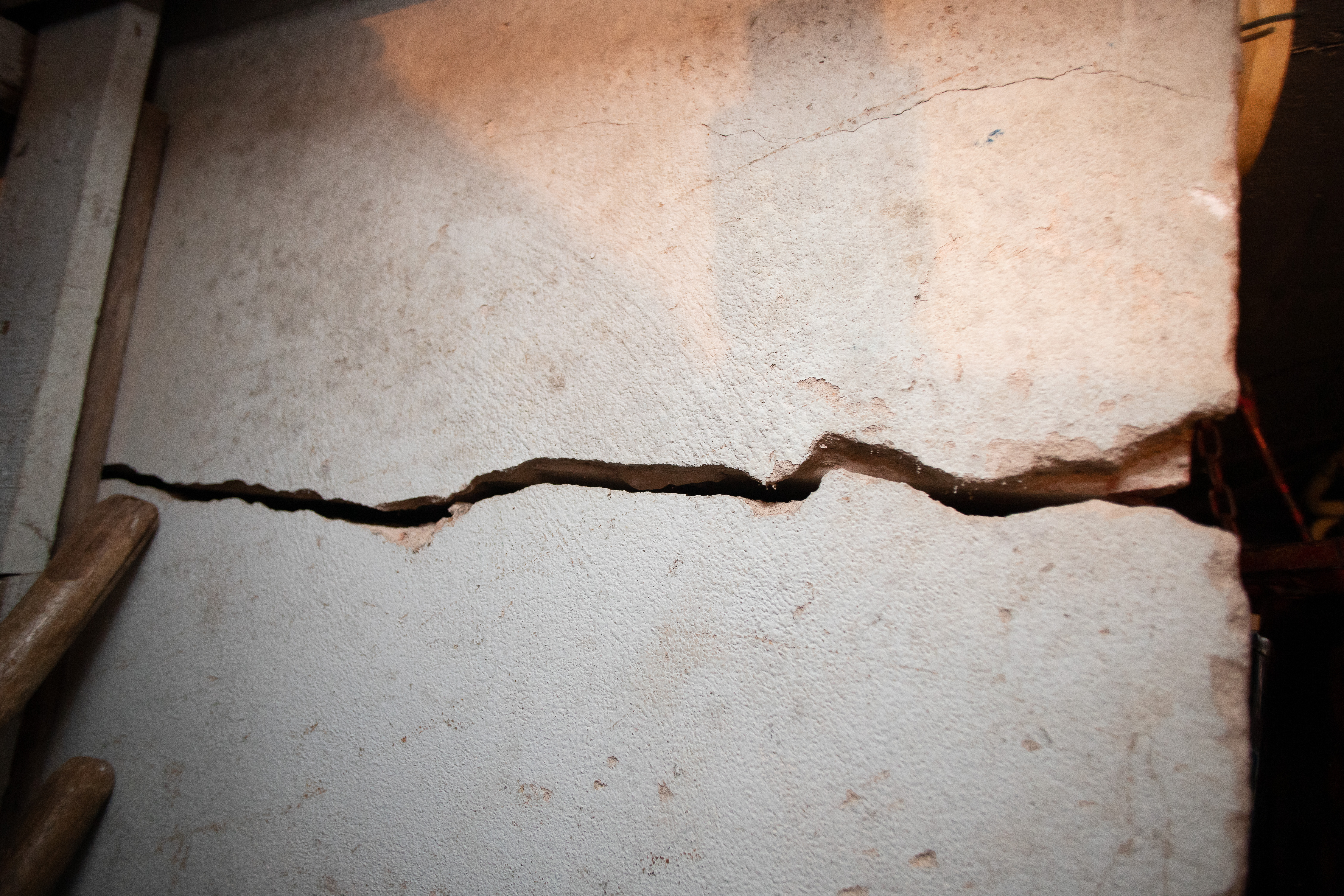 O porão do prédio de alvenaria que restou está apresentando amplas rachaduras