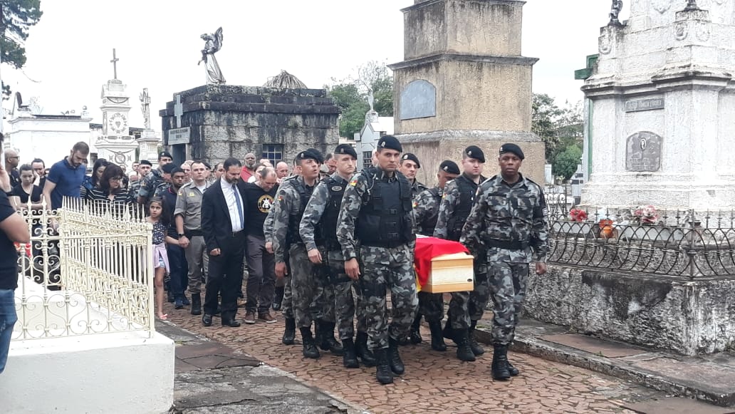 Familiares e colegas de farda prestaram homenagem, minutos antes do sepultamento no Cemitério Municipal de Cachoeira do Sul