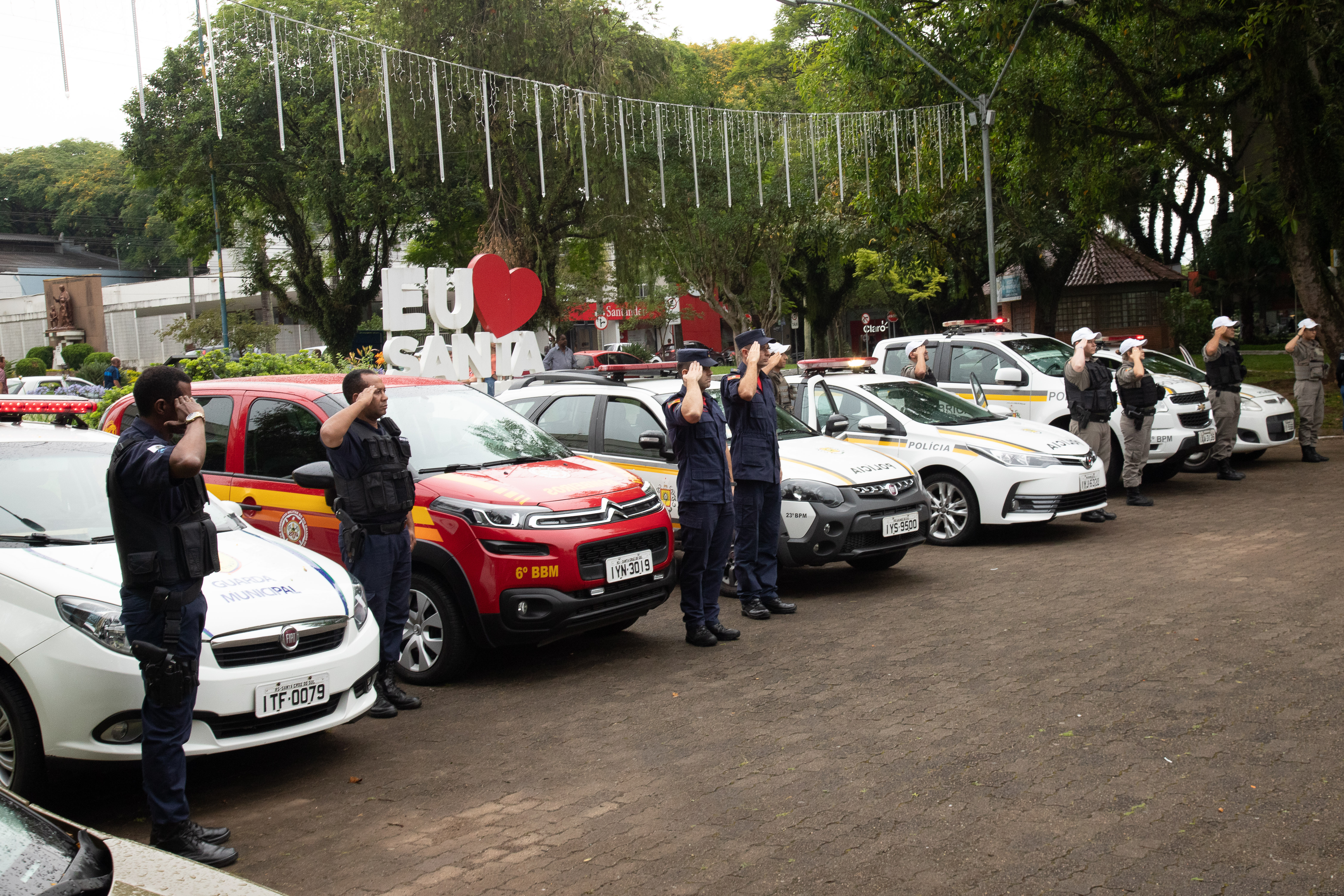Representantes de diversos órgãos de segurança do município prestaram sua homenagem a Soldado Marciele