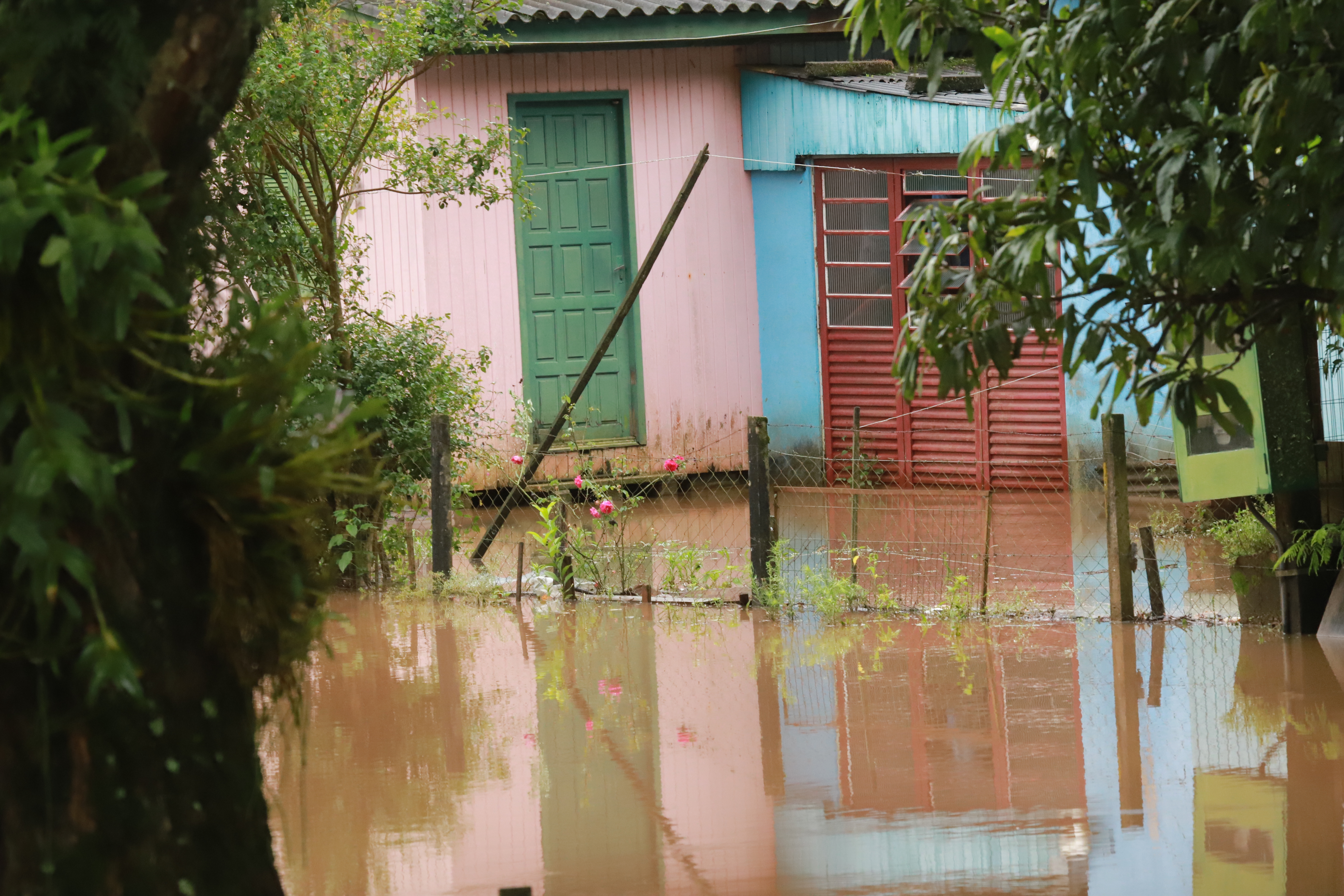 Casas às margens do Rio Pardinho foram cercadas pela água