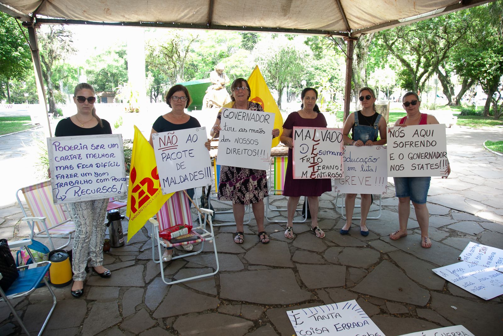 Tenda da Resistência mantida por professores, fica na Praça Getúlio Vargas, no centro