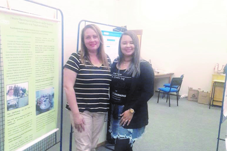 Assistente Social e estagiária durante apresentação na 1ª Mostra Macrorregional de Experiências em Saúde do Trabalhador e Trabalhadora do SUS