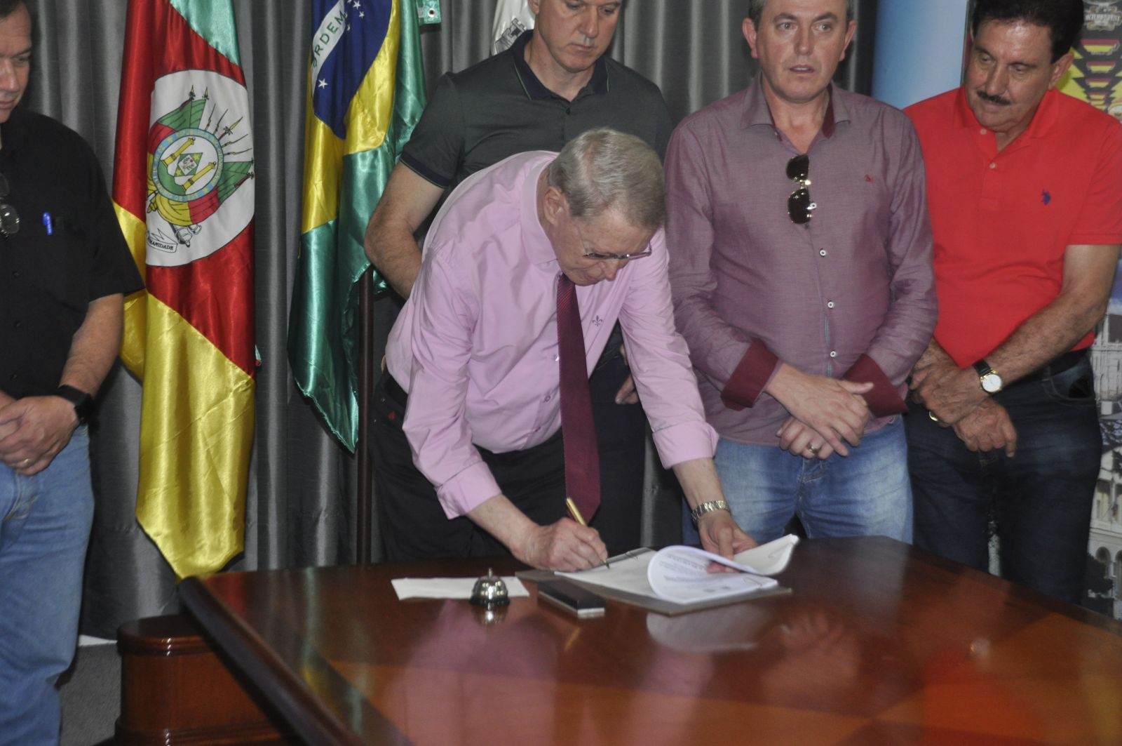 Prefeito Telmo Kirst assinou o edital de licitação das obras