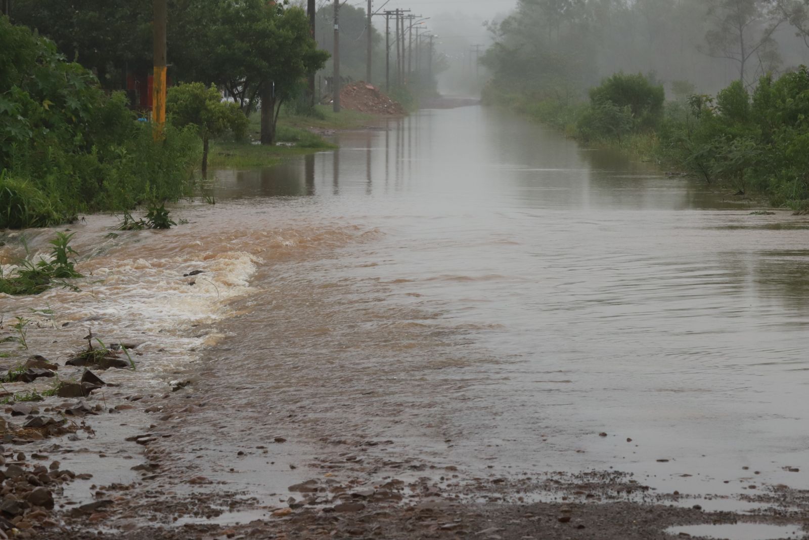 Água tomou a estrada de chão na rua Irmão Emílio, no Bairro Várzea
