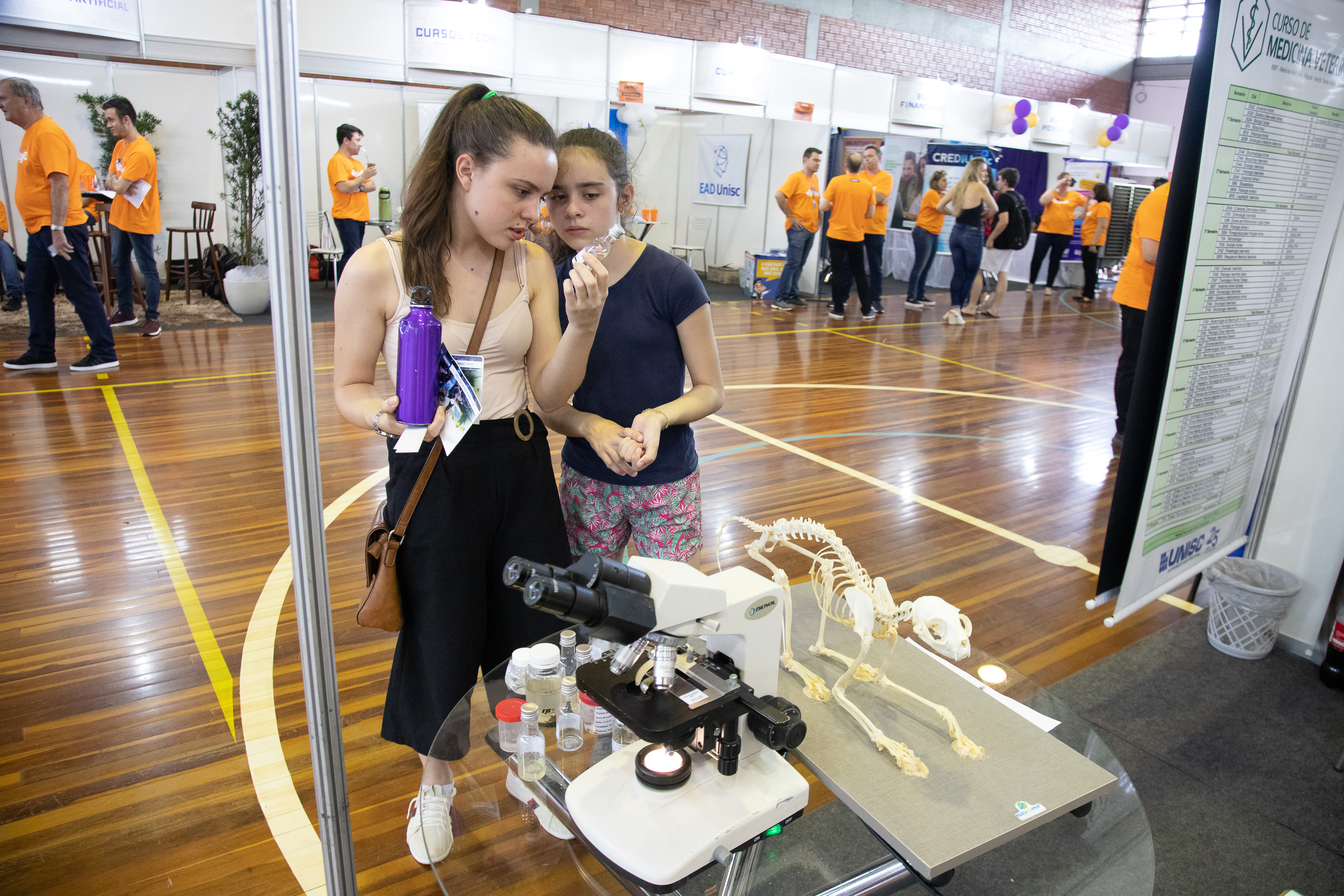 No estande de Medicina Veterinária os estudantes puderam conhecer a metodologia de ensino aplicada e ver de perto algumas peças anatômicas, como ossos de animais 