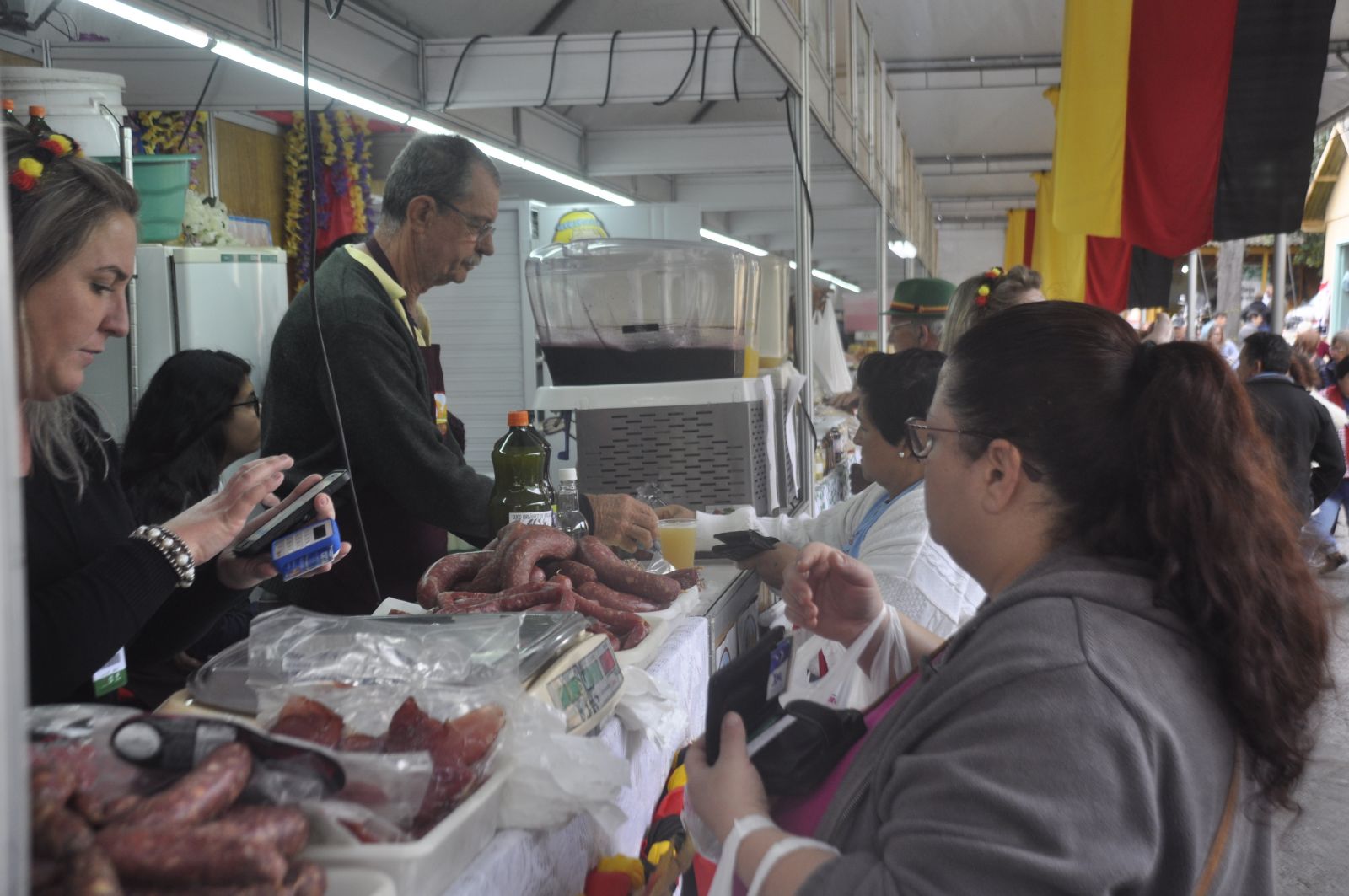 Famílias e cooperativas estão expondo seus produtos na Oktoberfest