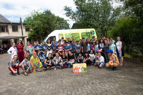 A convivência entre as crianças e os vovôs e vovós da Asan, ainda que por poucos instantes, fez brotar sorrisos por todos os lados