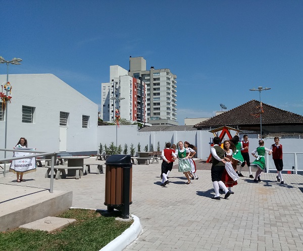 Apresentação de alunos da Escola Dona Leopoldina aconteceu no amplo espaço oferecido pela Praça