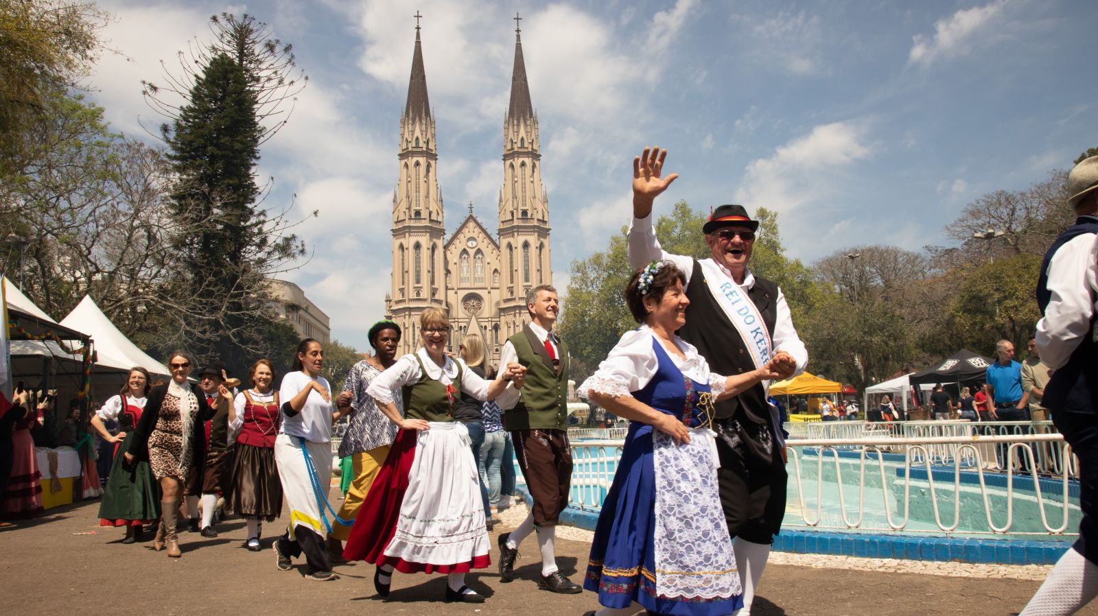 Ao final, representantes das diversas etnias dançaram juntos a polonese