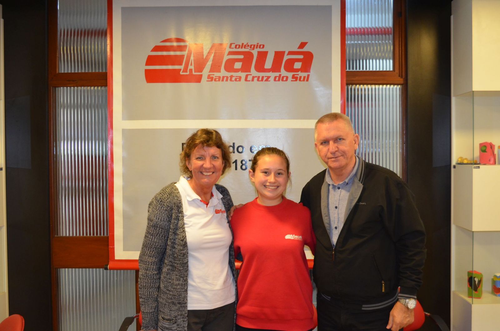 Amanda com a professora Marlise e diretor Nestor