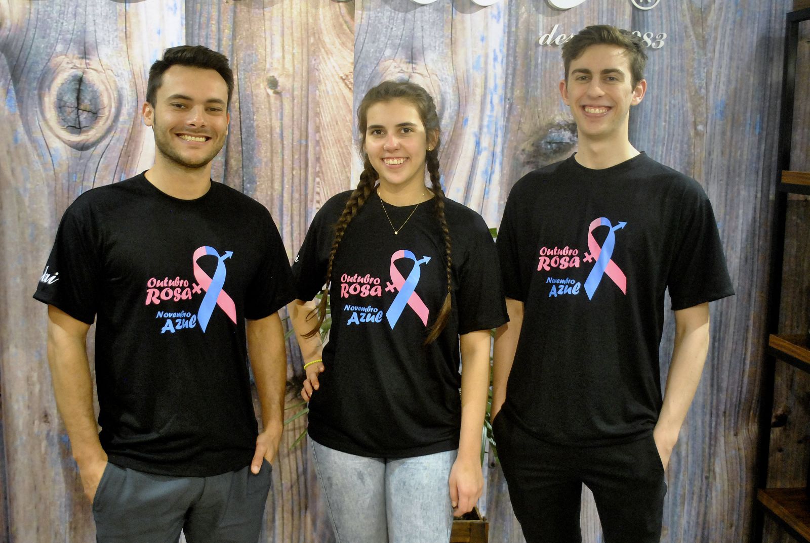 Modelos Delai, no lançamento da campanha; camiseta já está à venda na loja